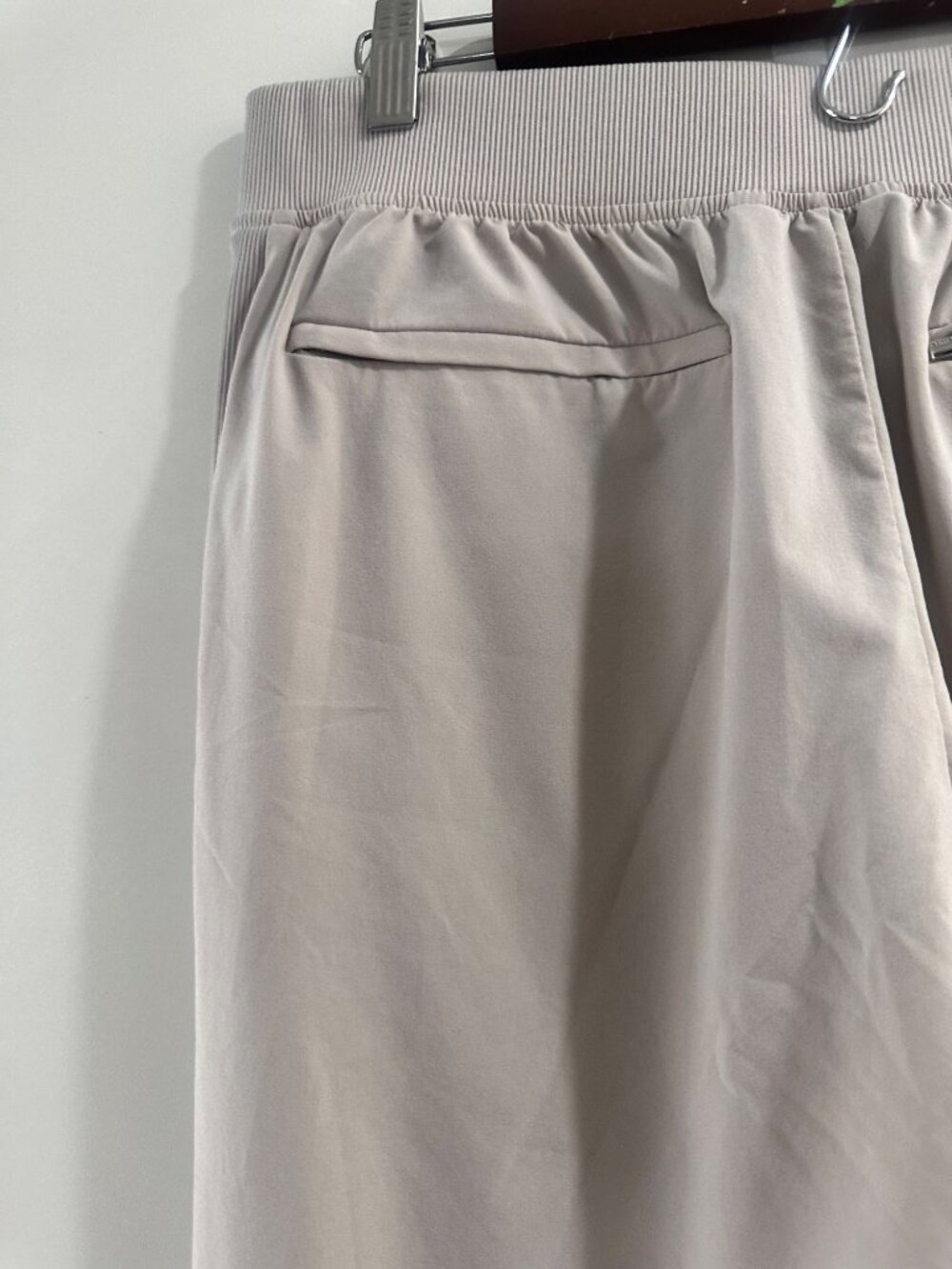 Athleta Brooklyn Ankle Pants Womens 10 Beige straight Leg Lightweight Outdoor - Picture 12 of 12